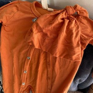 Kyte Baby 0-3 snap footie and hat. Squash!